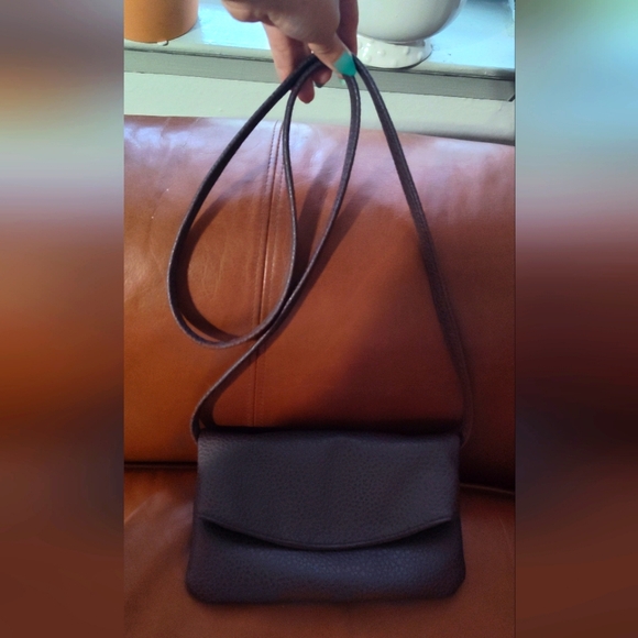 Signature weekend Leather sling bag - Picture 7 of 14